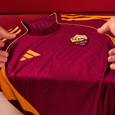 as_roma_25_26_adidas_home_kit_d.jpg